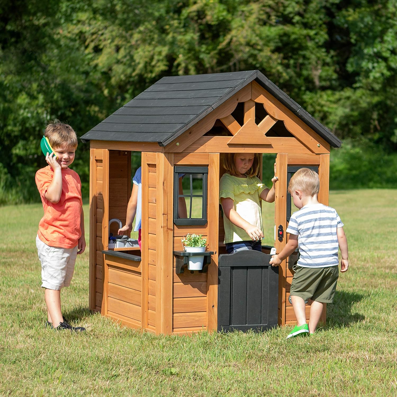 BACKYARD DISCOVERY Sweetwater Cedar Kids Playhouse with Kitchen & Doorbell
