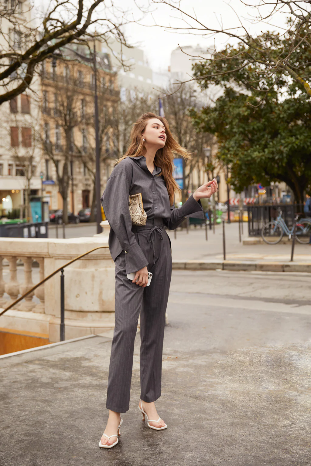 Pantalon droit taille haute à rayures et à plis- gris