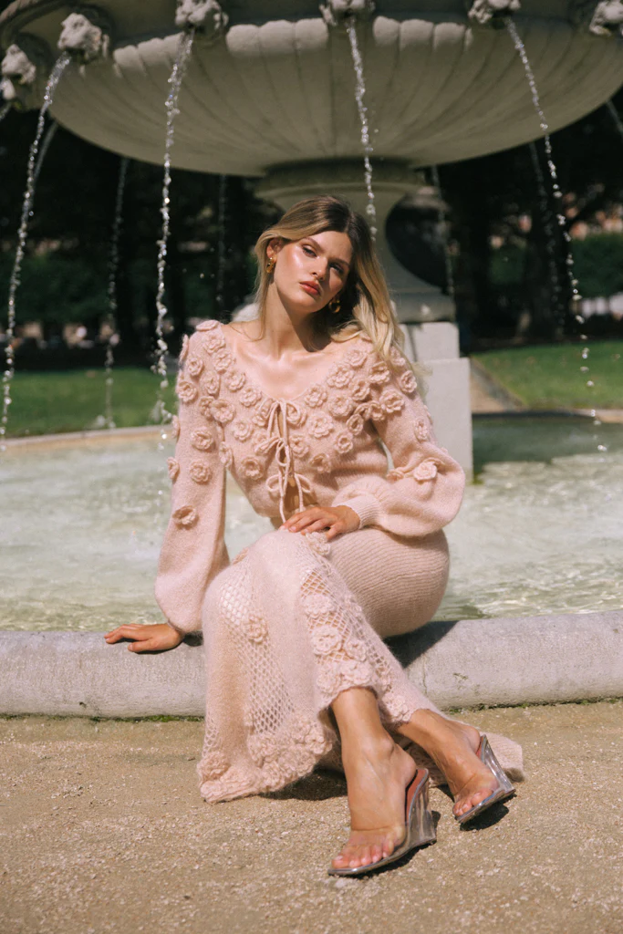 Jupe longue en mohair melangé en crochet à fleurs - beige rosé