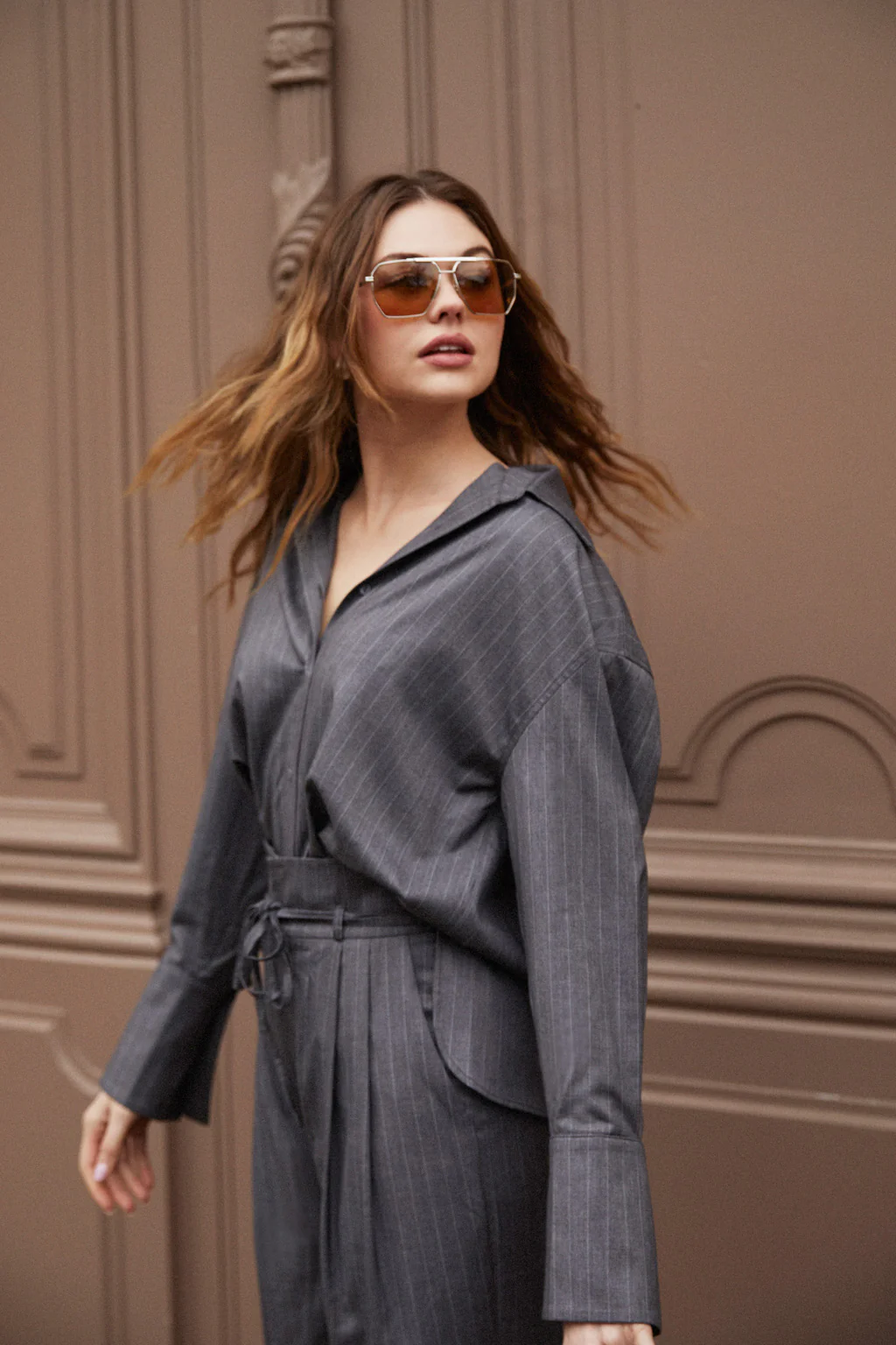 Pantalon droit taille haute à rayures et à plis- gris