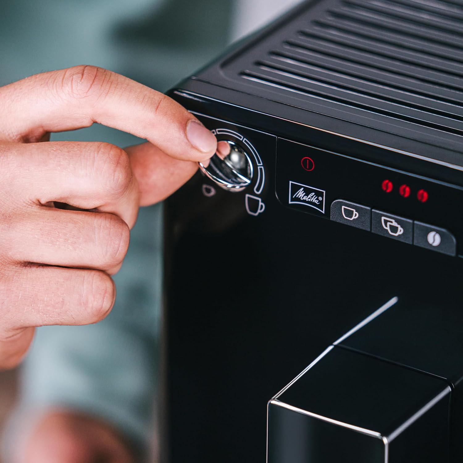 Melitta Caffeo Solo Noir Pure Black, Machine à Café à Grains avec Broyeur et Système d'Extraction des Arômes, Affichage LED, Mode 1 à 2 Tasses, Cafetière Expresso, Automatique, E950-222, 1400W