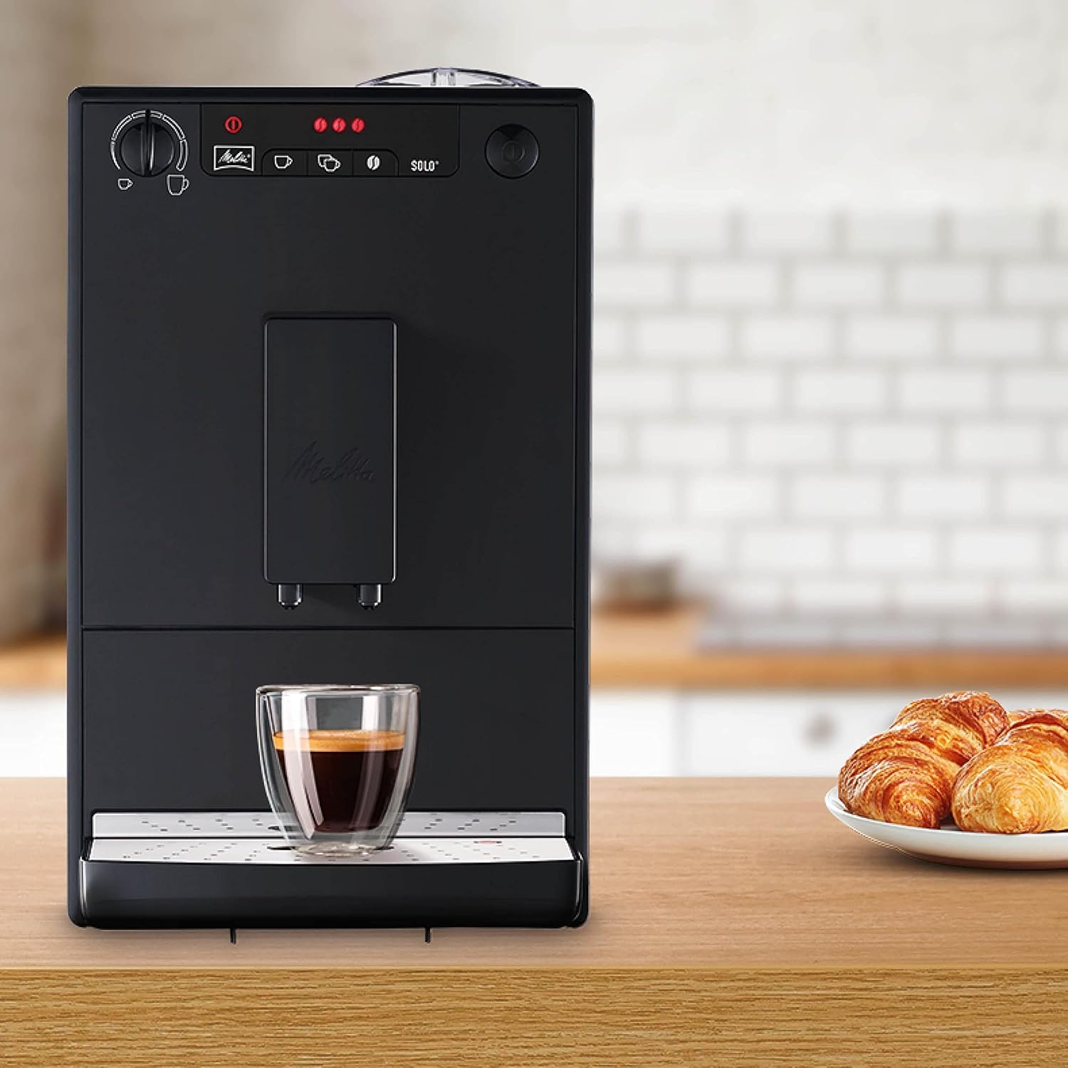 Melitta Caffeo Solo Noir Pure Black, Machine à Café à Grains avec Broyeur et Système d'Extraction des Arômes, Affichage LED, Mode 1 à 2 Tasses, Cafetière Expresso, Automatique, E950-222, 1400W