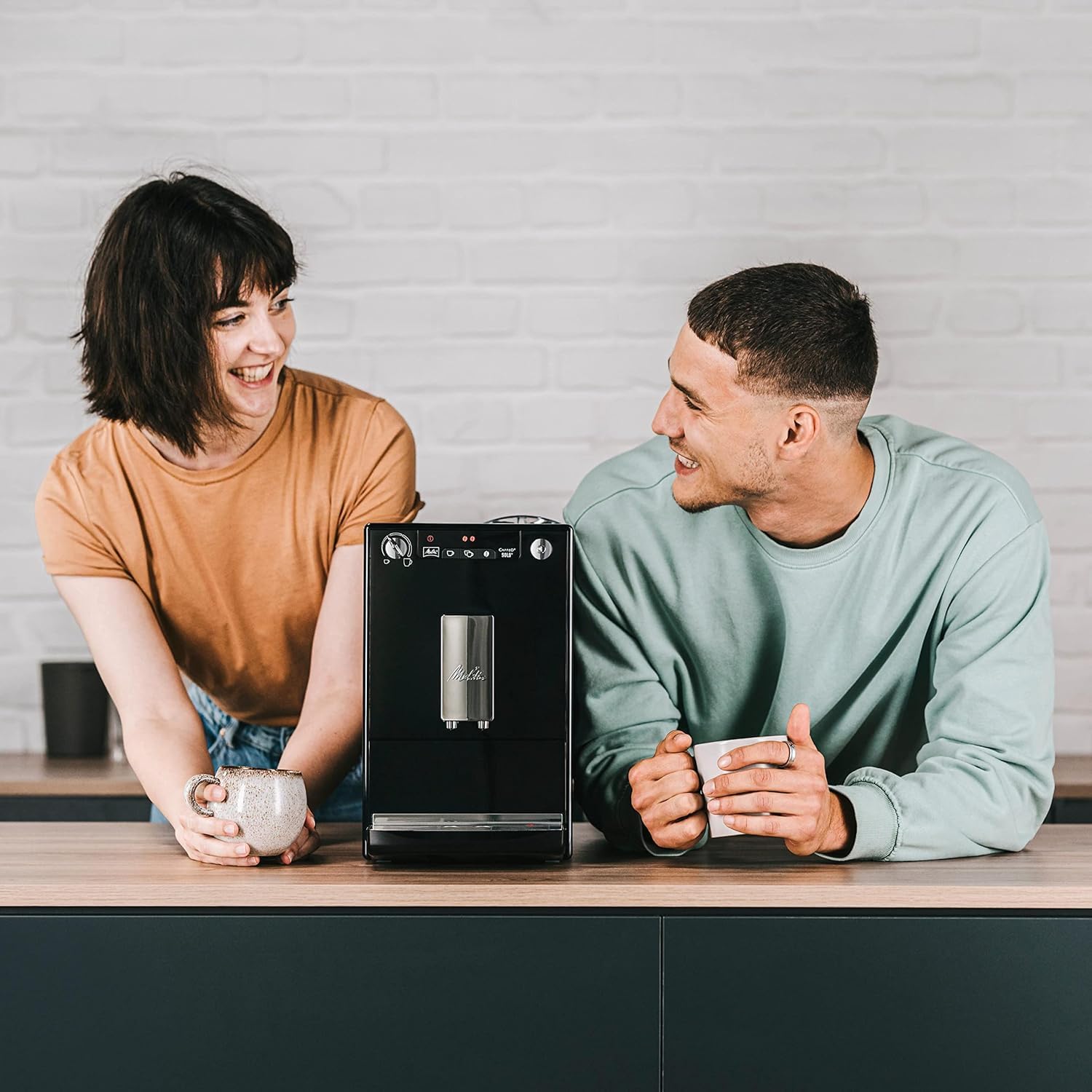 Melitta Caffeo Solo Noir Pure Black, Machine à Café à Grains avec Broyeur et Système d'Extraction des Arômes, Affichage LED, Mode 1 à 2 Tasses, Cafetière Expresso, Automatique, E950-222, 1400W