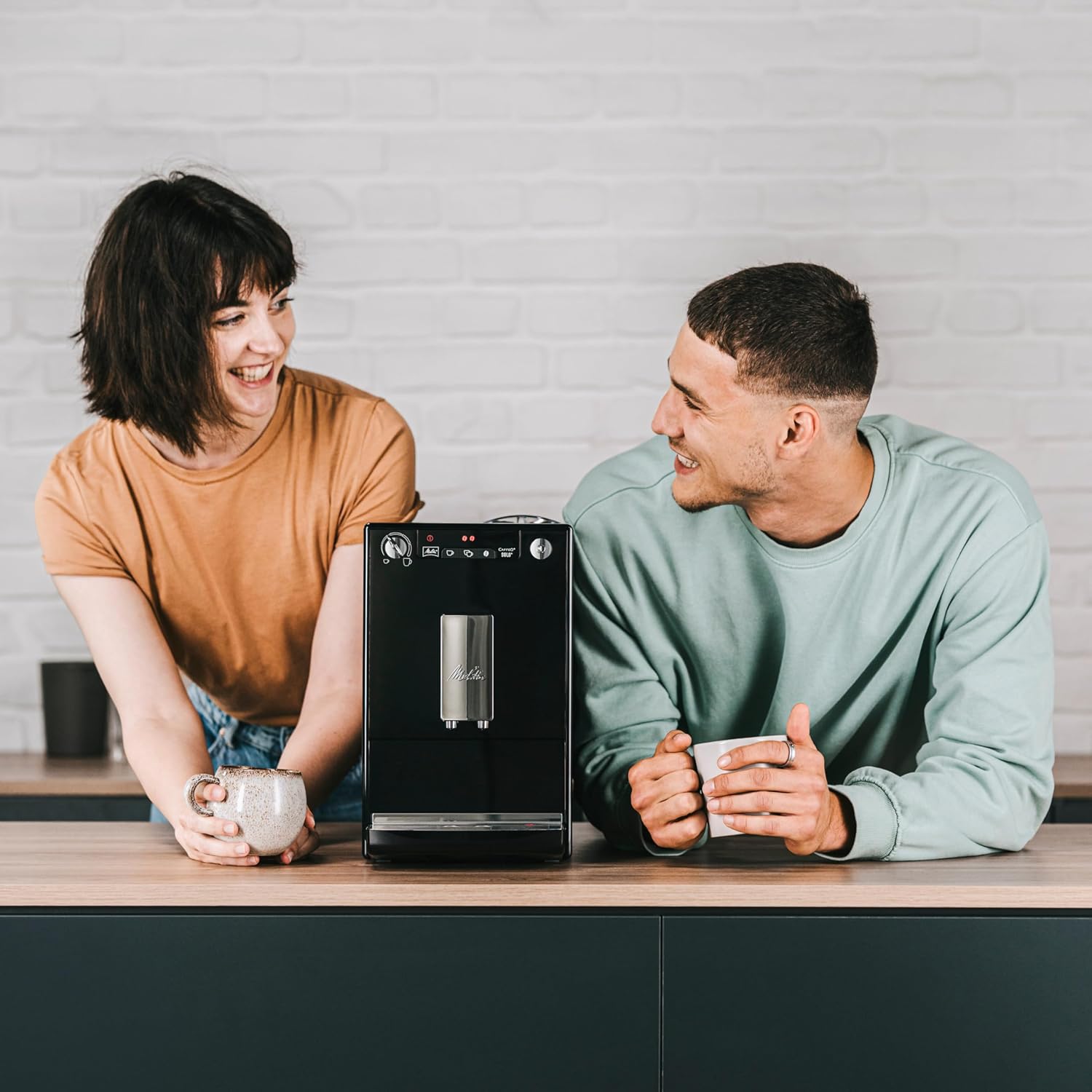 Melitta Caffeo Solo Noir Pure Black, Machine à Café à Grains avec Broyeur et Système d'Extraction des Arômes, Affichage LED, Mode 1 à 2 Tasses, Cafetière Expresso, Automatique, E950-222, 1400W