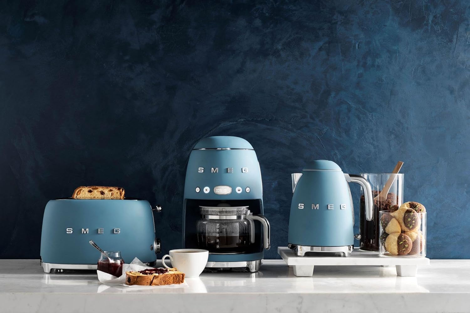 Smeg, Machine à Café Filtre DCF02PBEU, Fonction Arôme et Autostart, Carafe en Verre Jusqu'à 12 Tasses, 2 Niveaux d'Intensité, Mode Maintien au Chaud, 1050 W, Bleu Clair Pastel