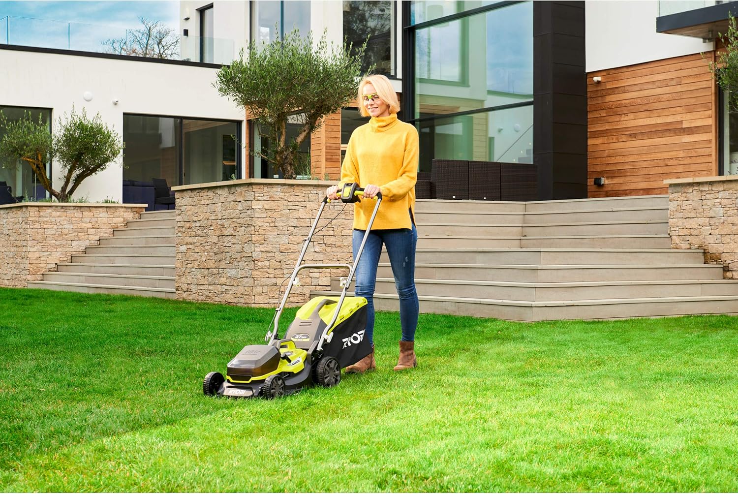 Ryobi Tondeuse Hybride 36V LithiumPlus Coupe 37cm - 2 Batteries 5,0 Ah 18 volts - 1 Chargeur Rapide RY18LMH37A-250